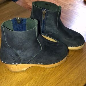 Hanna Andersson Navy Boot Clogs size 29 kids